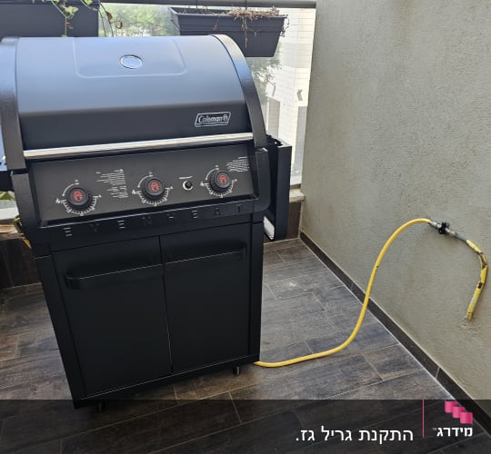גריל גז מחובר לצינור במרפסת